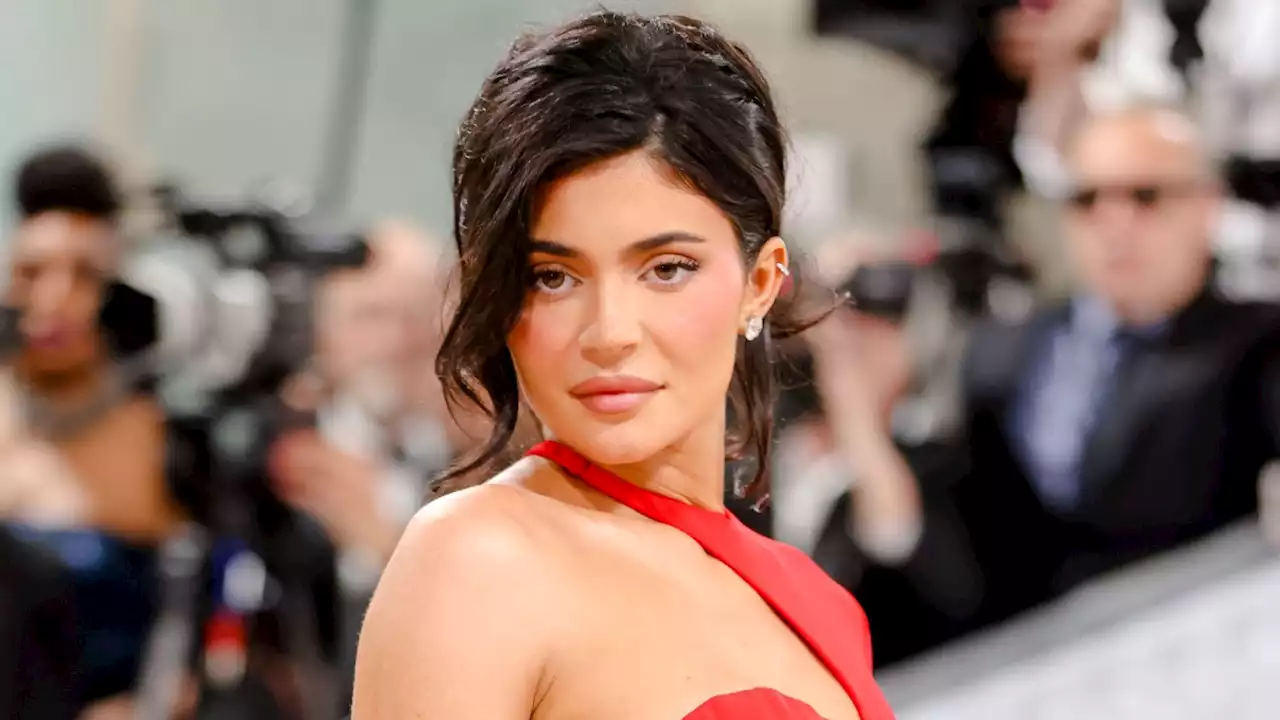 Kylie Jenner : méconnaissable avec les cheveux blonds et les sourcils décolorés, elle rappelle Kim Kardashian - Grazia