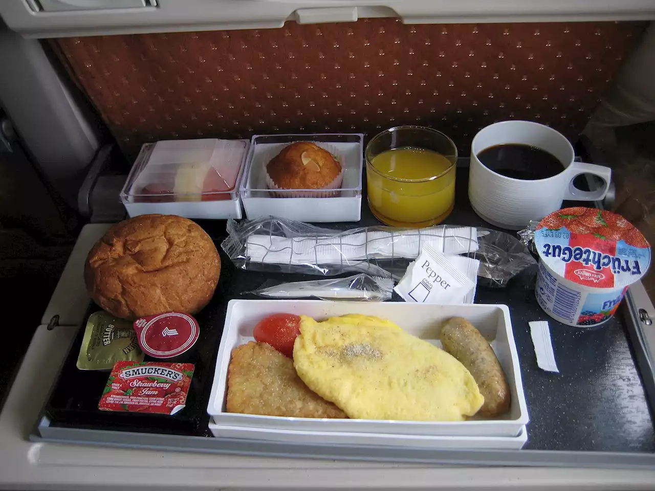 'No airline is perfect’, Ex-SIA crew member weighs in on viral ‘Pathetic siol' breakfast post - Singapore News