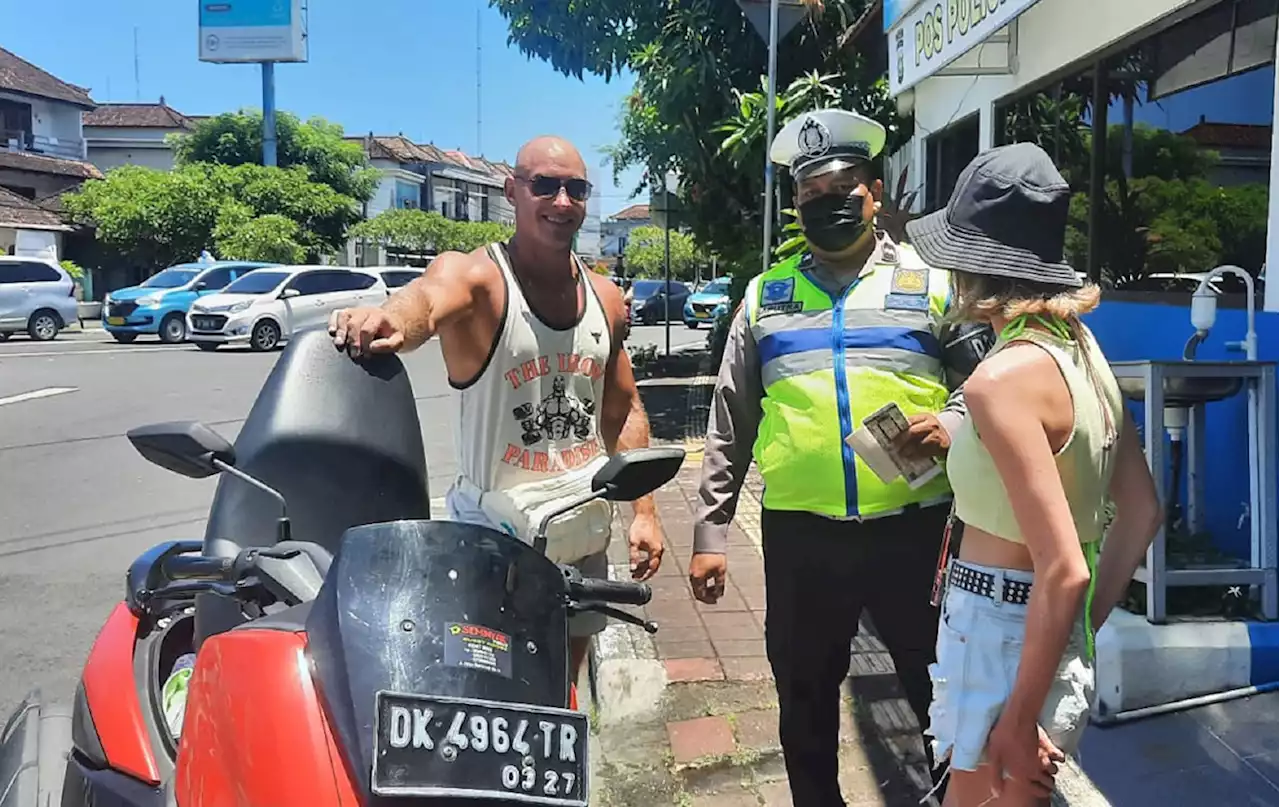 Viral Aksi Bule di Bali Naik Motor Ugal-ugalan, Kadishub: Harus Kantongi SIM