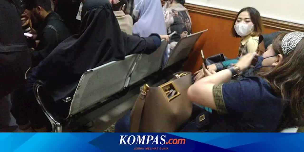 Para Pendukung Janggal dalam Sidang Vonis Pidana Seumur Hidup Teddy Minahasa