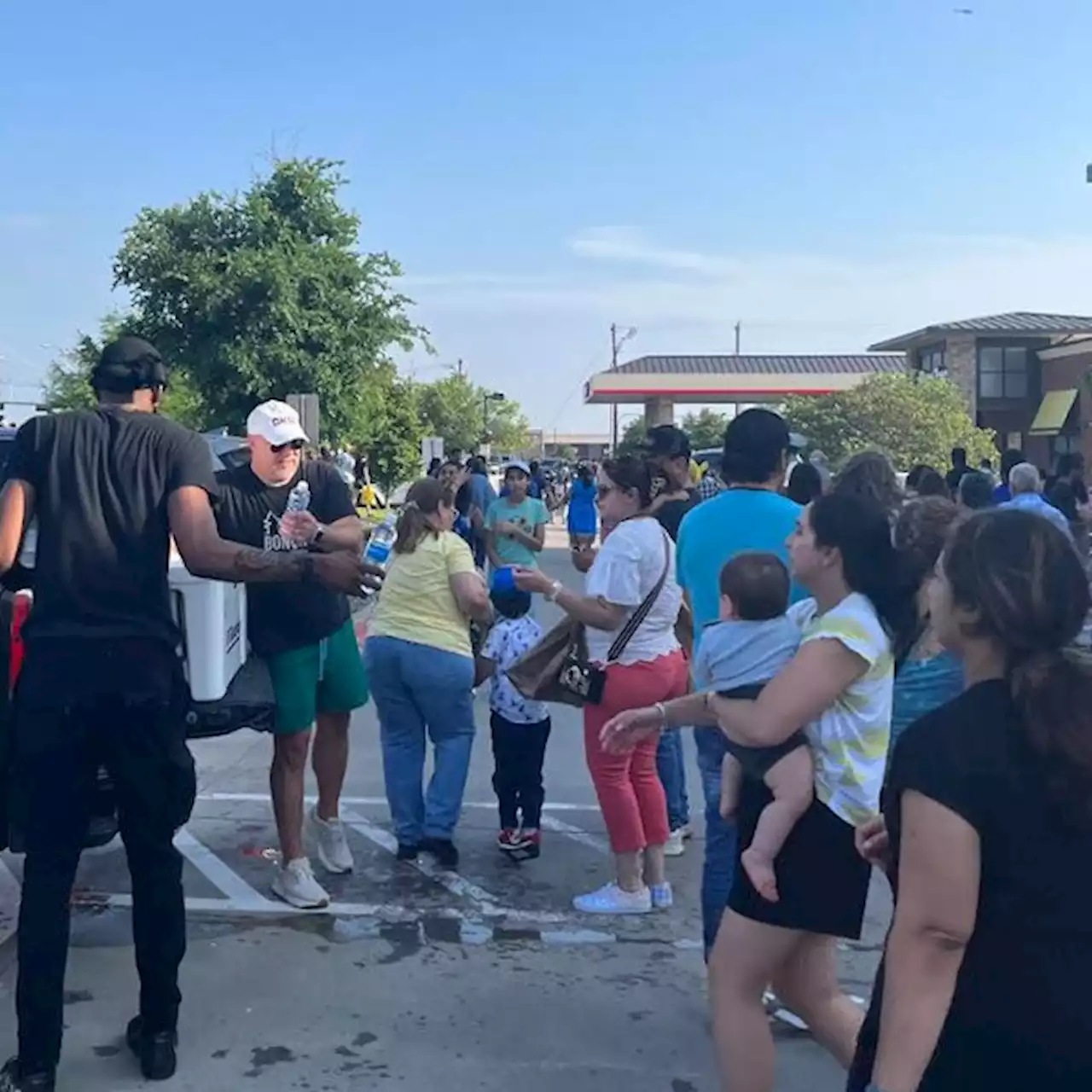 Allen residents come together to help those affected by shooting - KRLD News