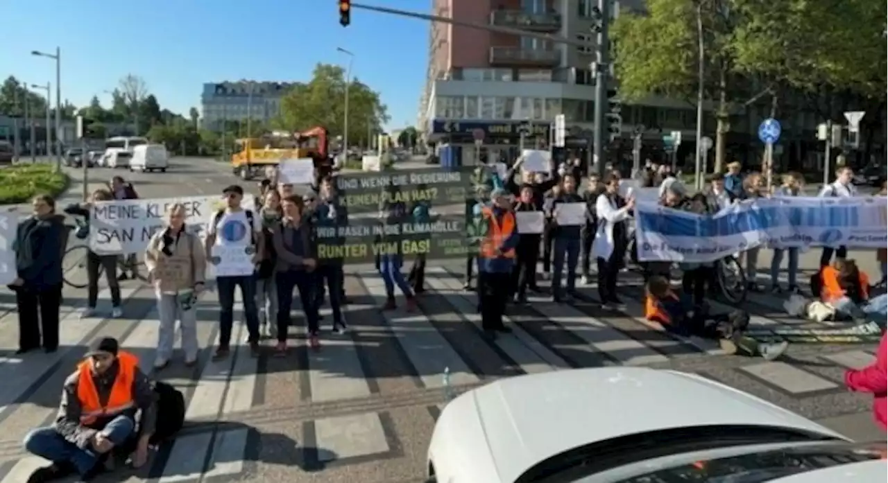 Nächste Aktion: Aktivisten kleben am Praterstern