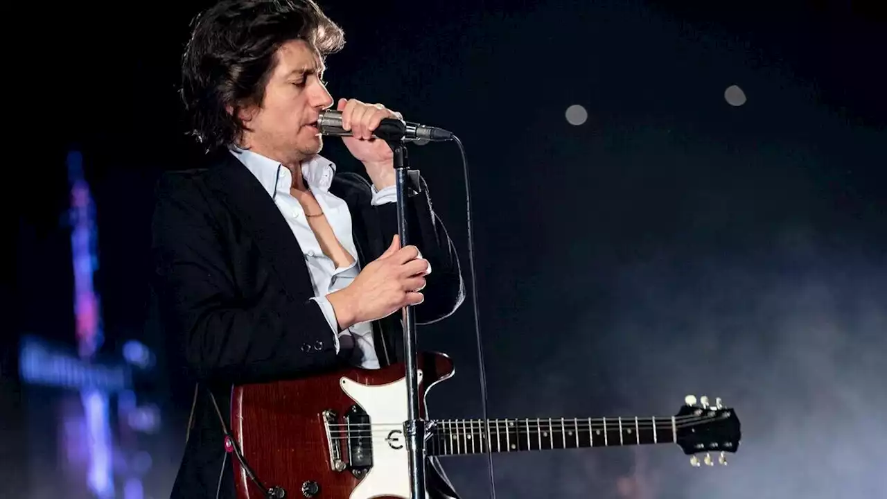 Arctic Monkeys à l’Accor Arena : Alex Turner et son groupe affolent les filles