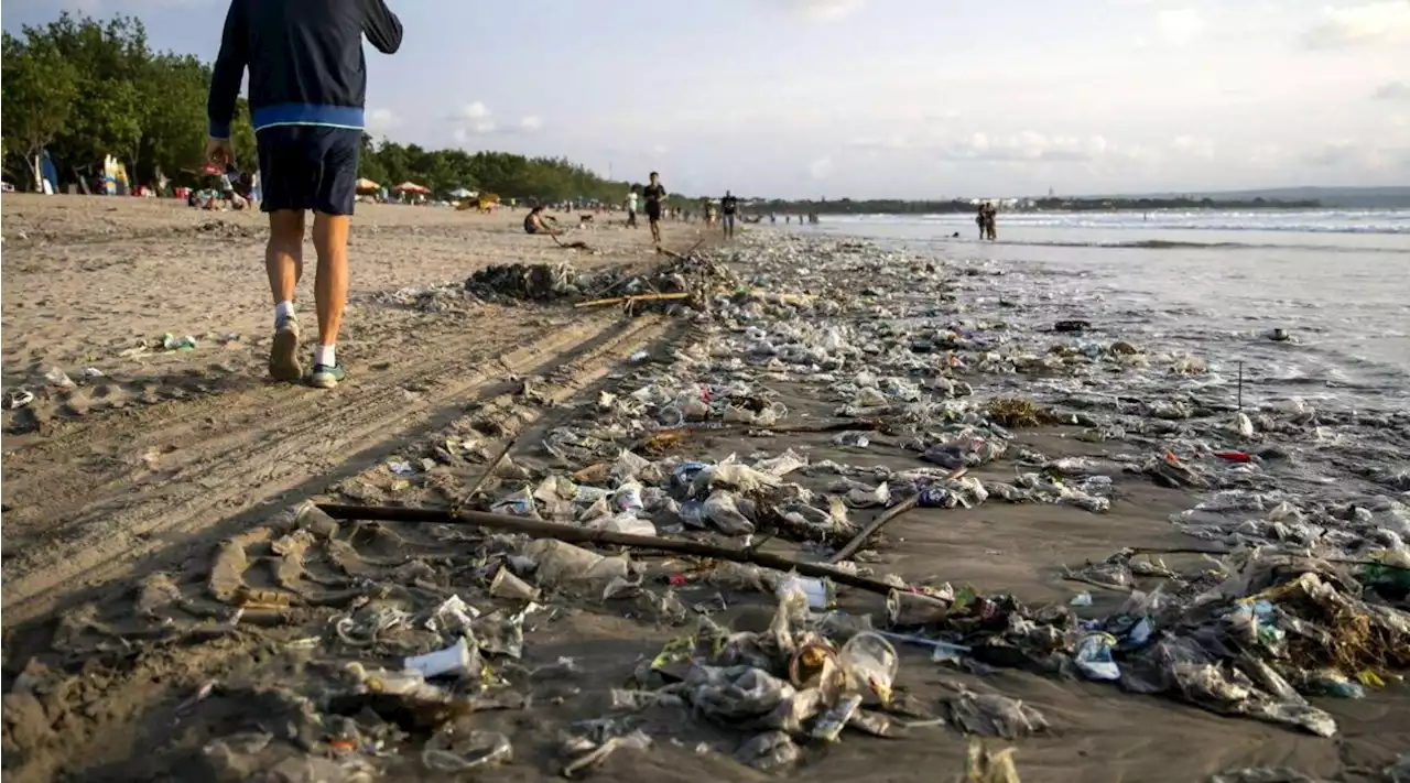 Una valanga di rifiuti sulle spiagge italiane: 961 ogni 100 metri