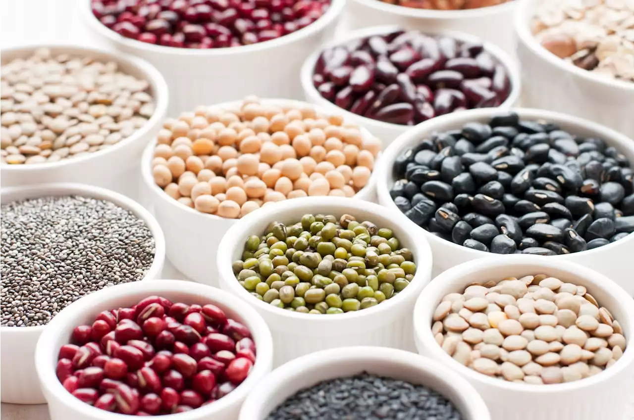 Is there an association between maternal bean consumption and better nutritional outcomes?