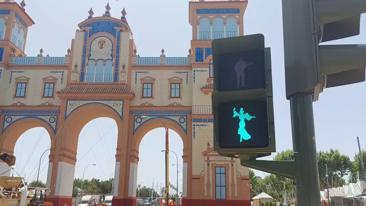 Los semáforos ‘flamencos’ de Granada, denunciados por plagiar a los de la Feria de Abril de Sevilla