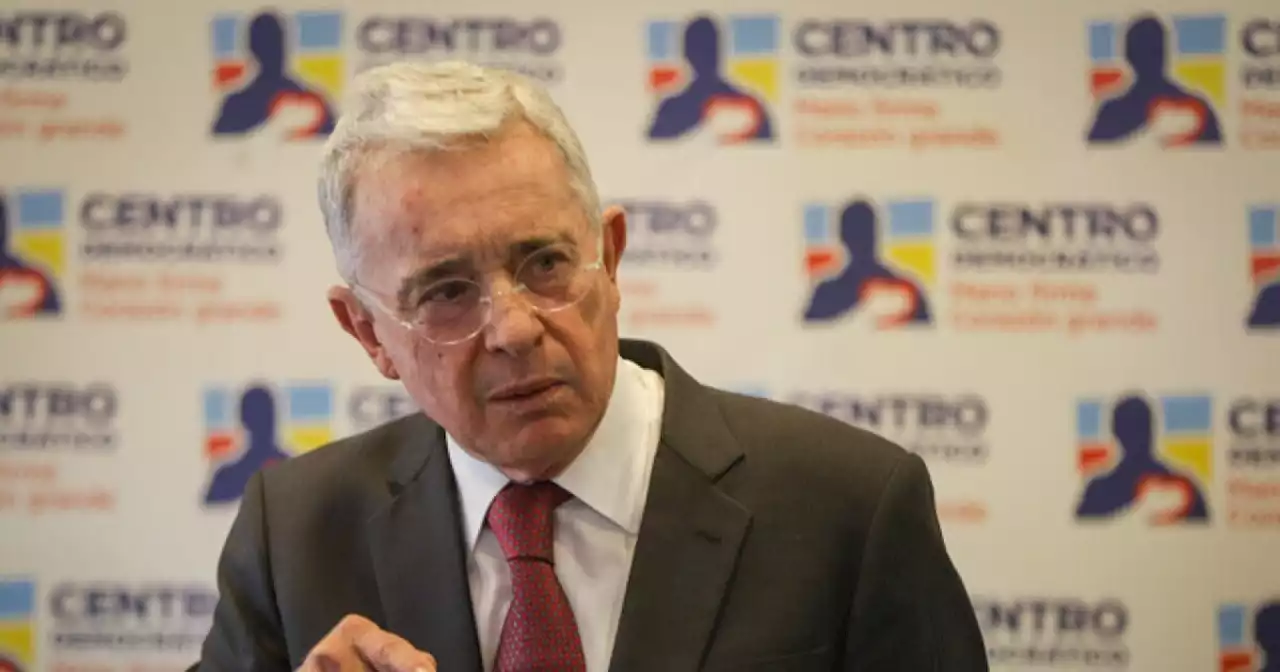 Álvaro Uribe salió a recoger firmas para consulta popular que cuestiona reformas de Petro