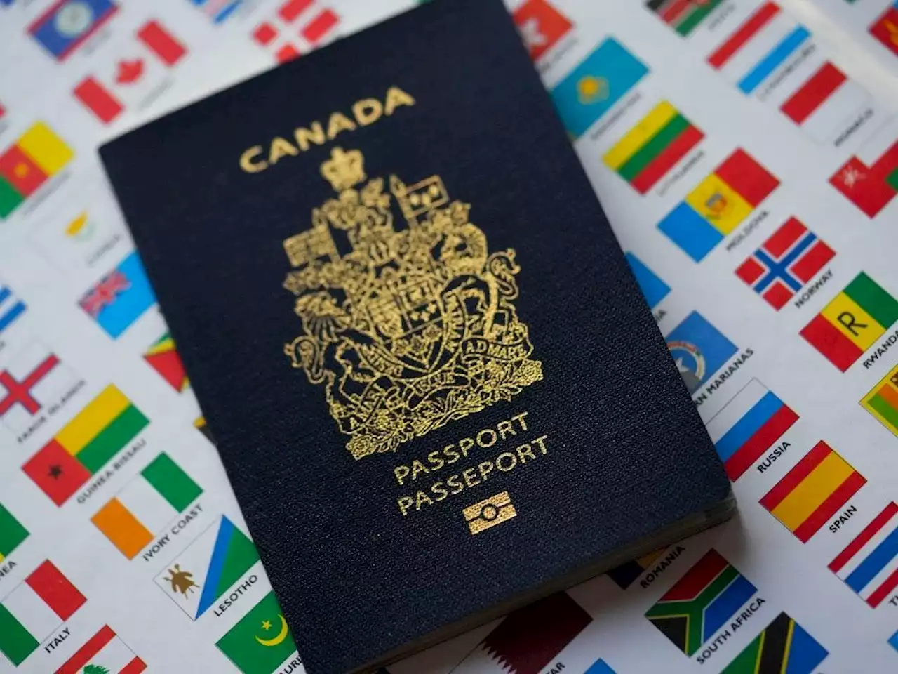 Canadians can apply to renew their passports online beginning this fall