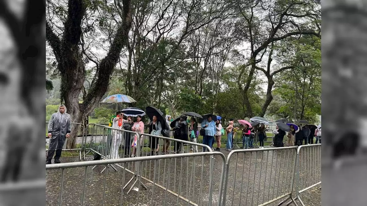 Fãs fazem fila para acompanhar velório de Rita Lee em São Paulo