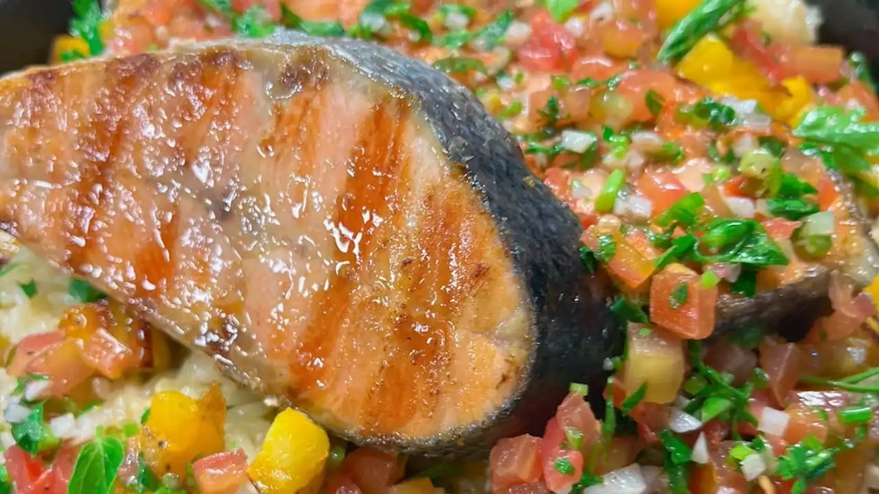 Salmão ao molho vinagrete e arroz cremoso com banana | Band Receitas