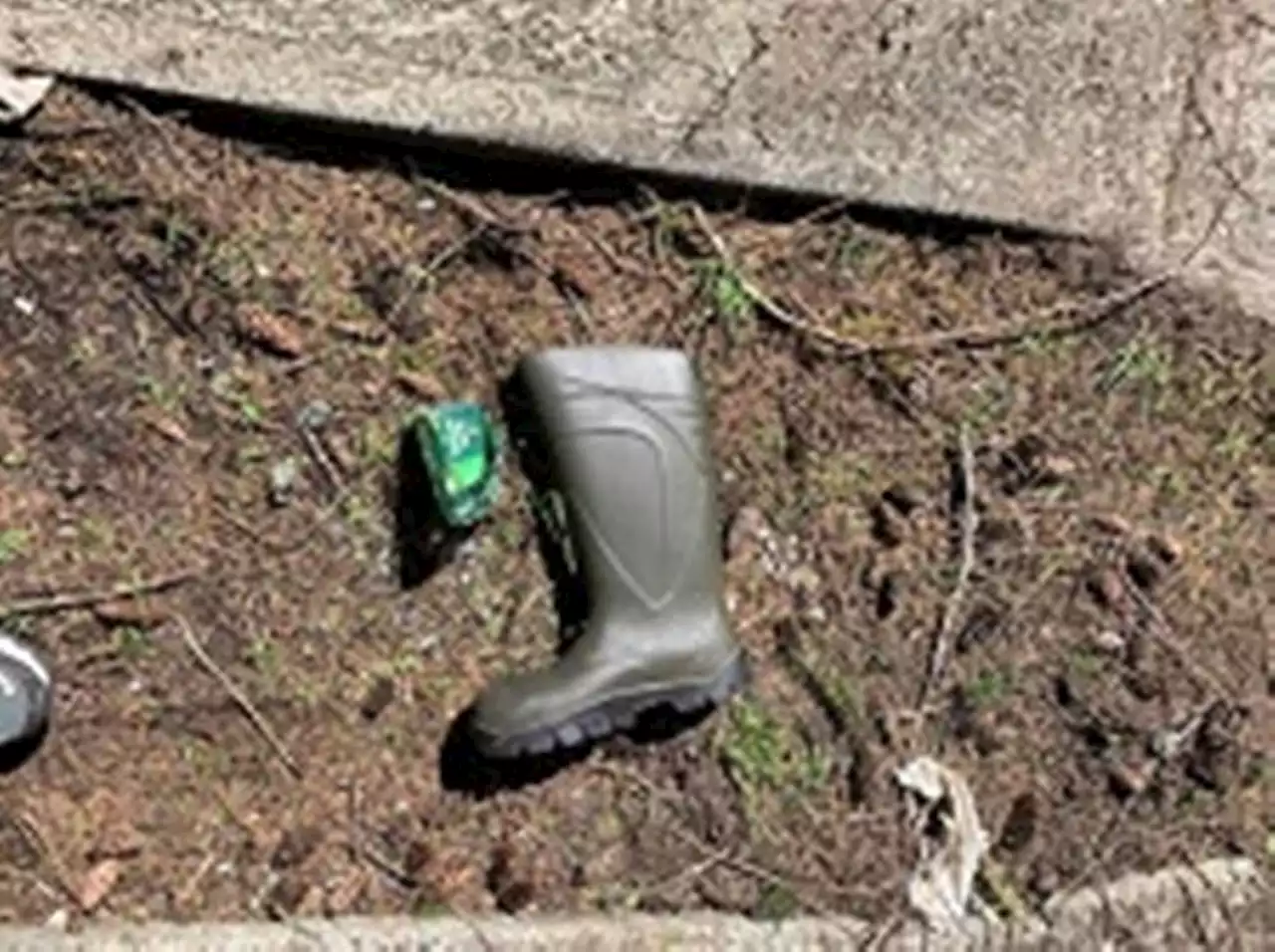 Would-be boat thief flees, leaving one green boot, Cinderella-style