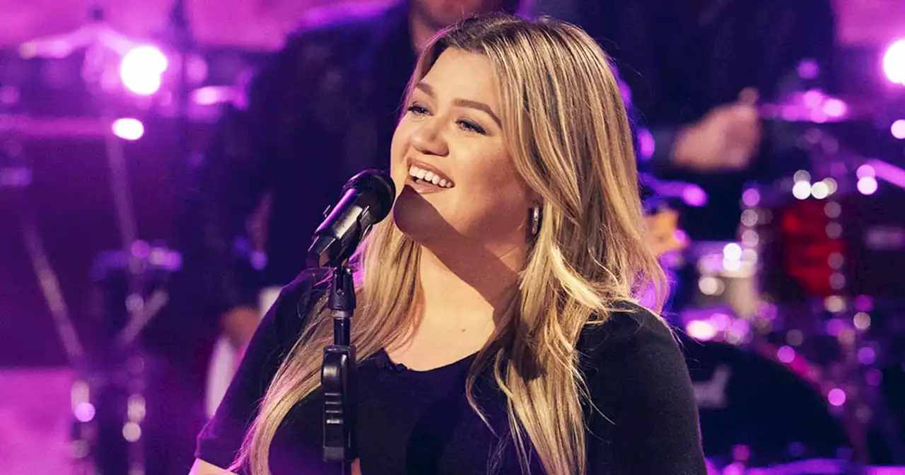 Kelly Clarkson belts out soulful rendition of ‘Bridge Over Troubled Water’