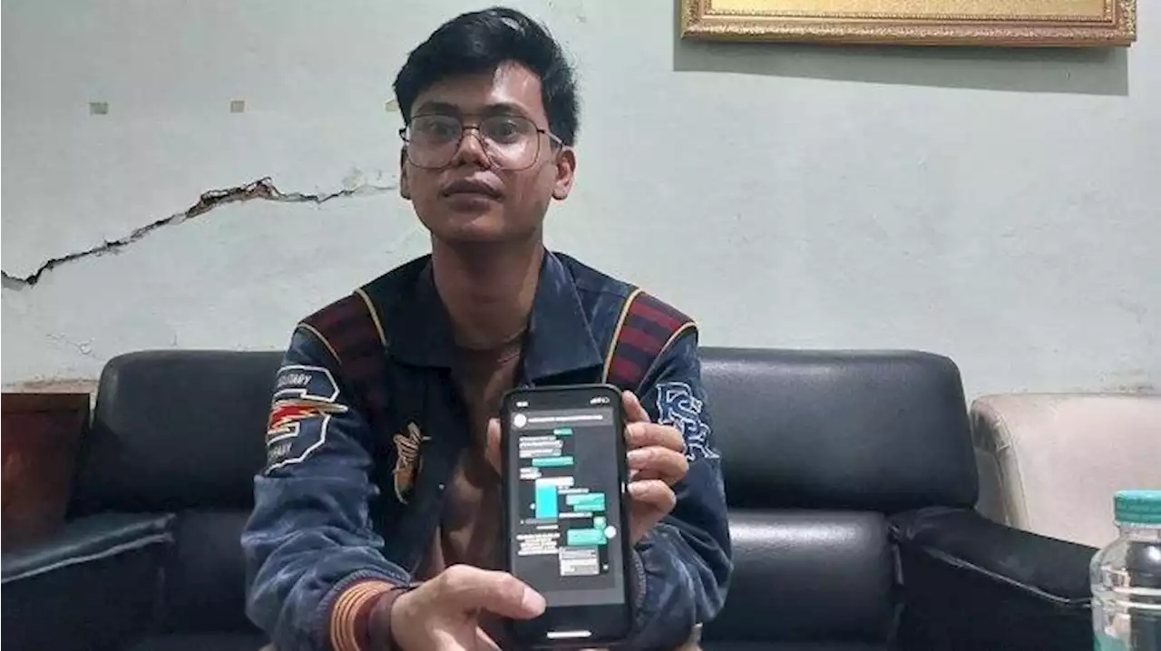 Guru Muda Viral, Husein Ali Tak Kembali ke Pangandaran, Pilih Mengajar Sukarela di SMPN 29 Bandung. - Tribunjabar.id