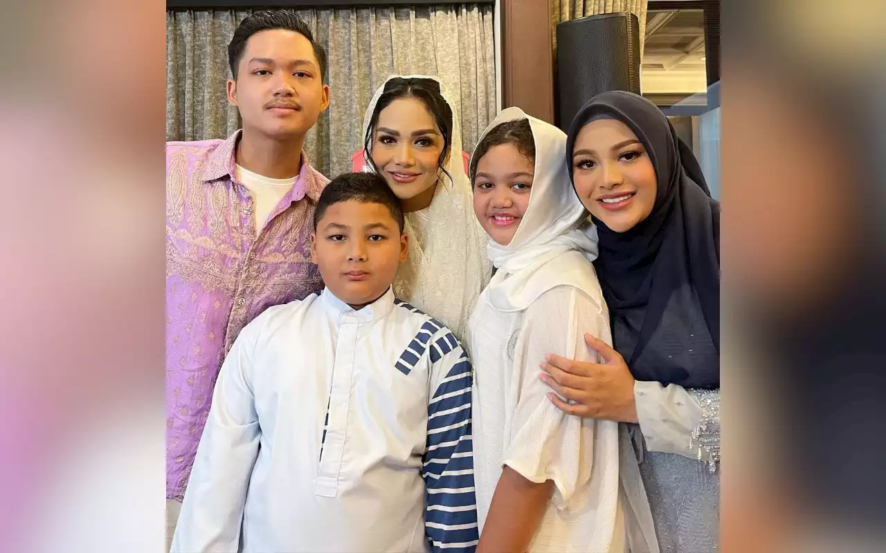 Kris Dayanti Pose Bareng Kedua Putranya, Kemiripan Azriel Hermansyah dan Kellen Disorot