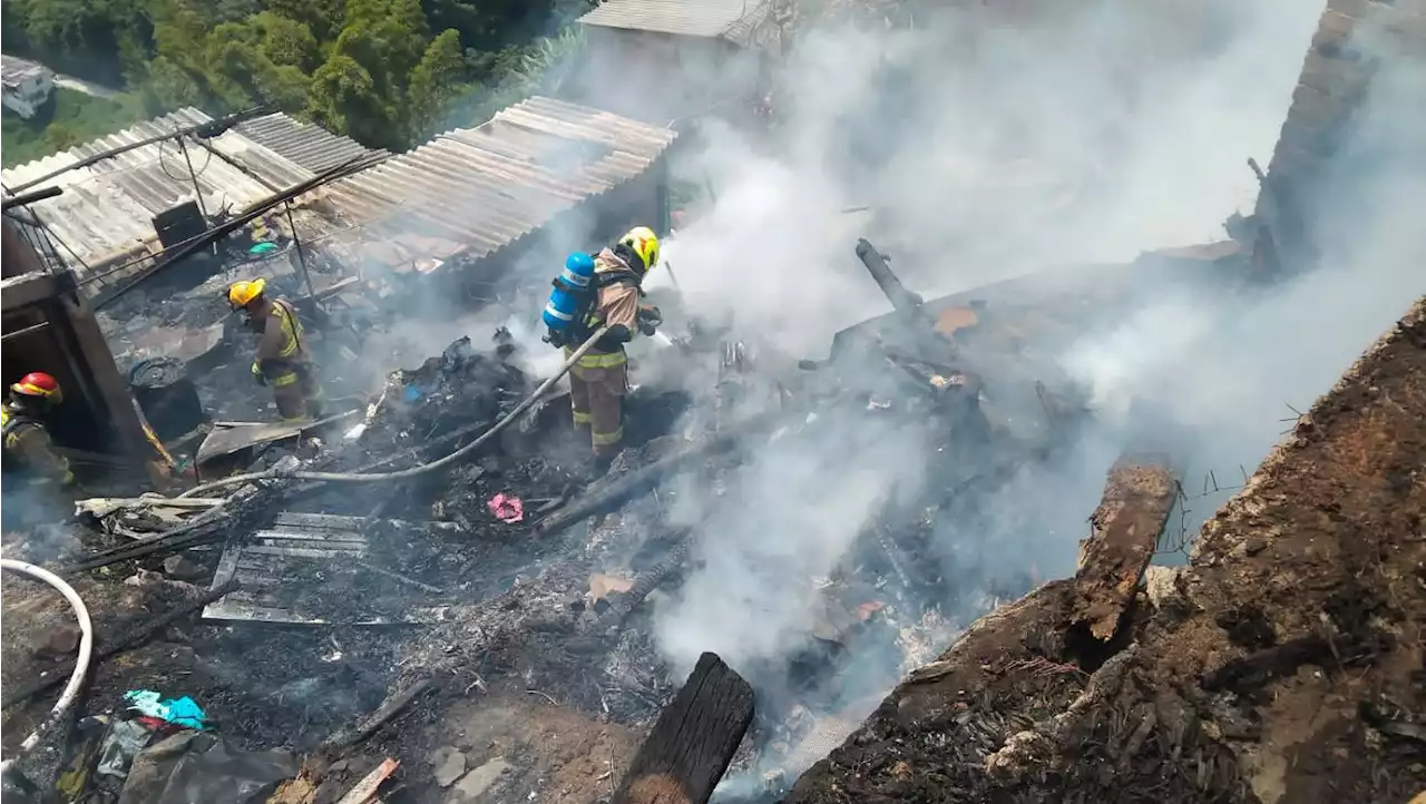 Una vivienda destruida y dos familias damnificadas, dejó un incendio en Manizales