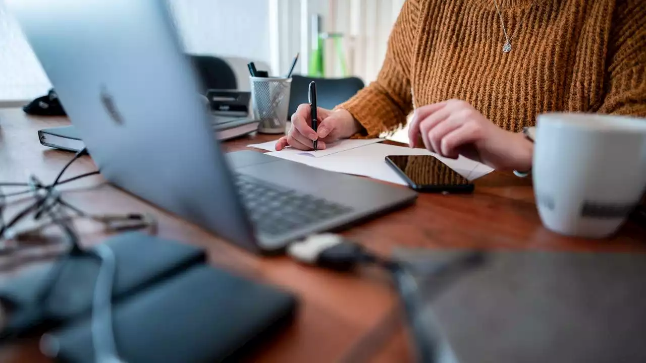 Immer noch bleiben viele Beschäftigte lieber im Homeoffice