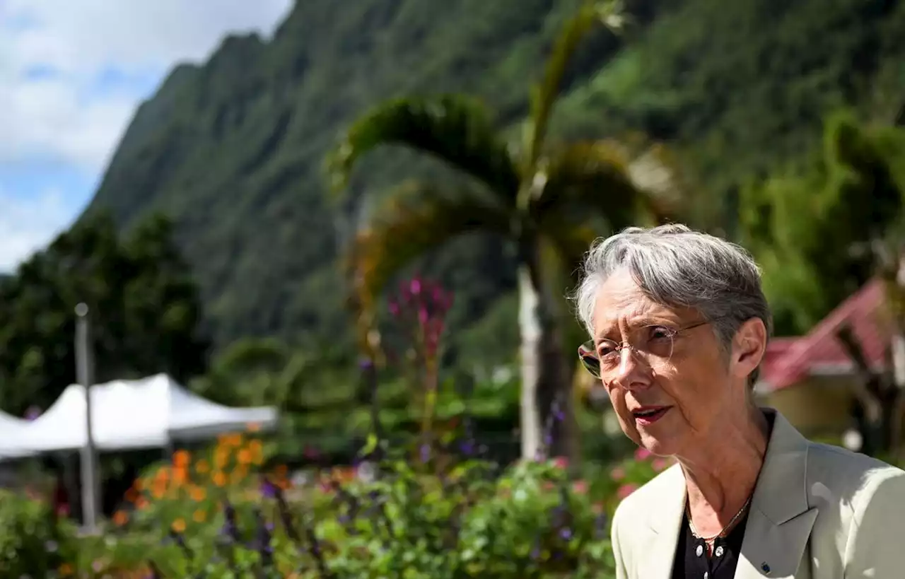 A La Réunion, Elisabeth Borne tente d’éviter les casseroles