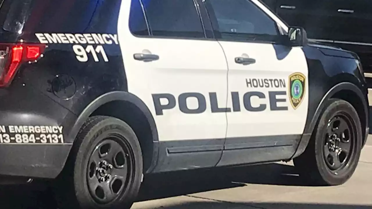 HPD officer wounded when armed suspect opens fire in SW Houston, police say