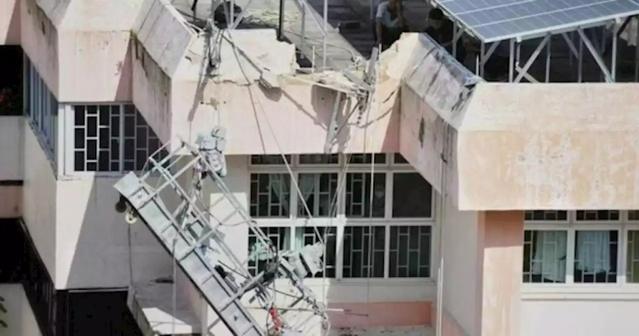 2 workers almost fall after gondola at top of Boon Lay block tips