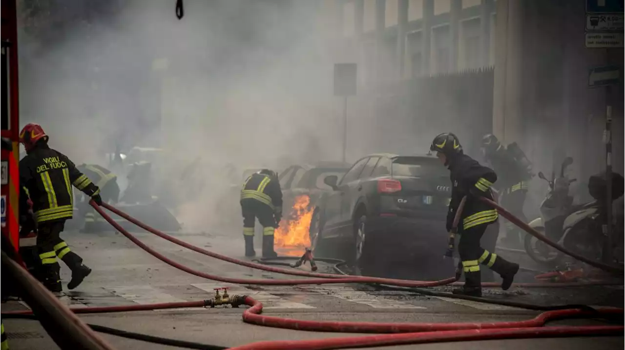 Schwere Explosion in Mailand: Mehrere Fahrzeuge in Flammen