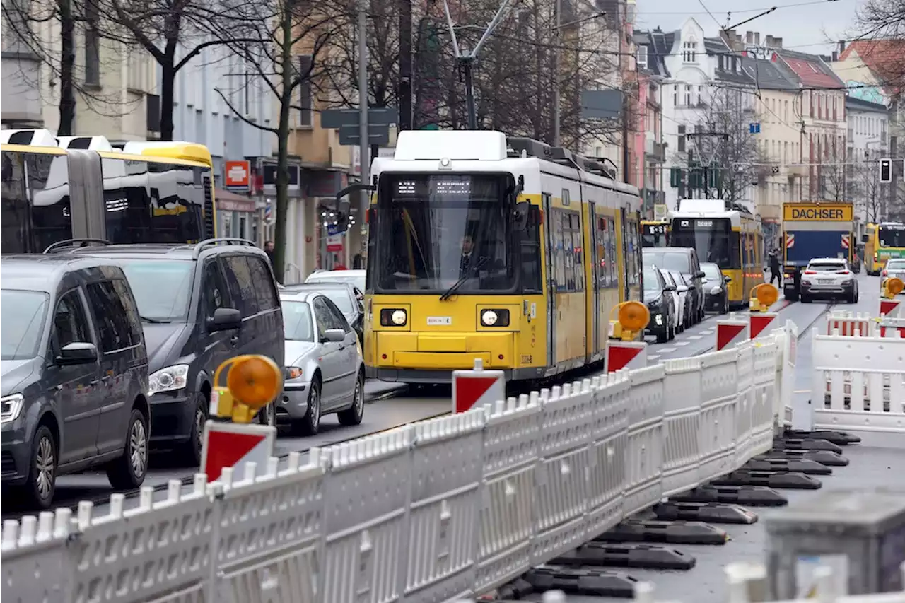 Verkehrschaos in Köpenick: Die BVG rät ihren Fahrgästen, zu Fuß zu gehen