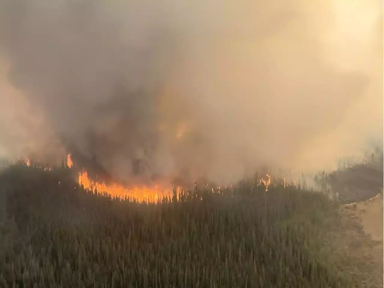 Alberta wildfires: Edmonton-based soldiers deployed in fire mitigation efforts