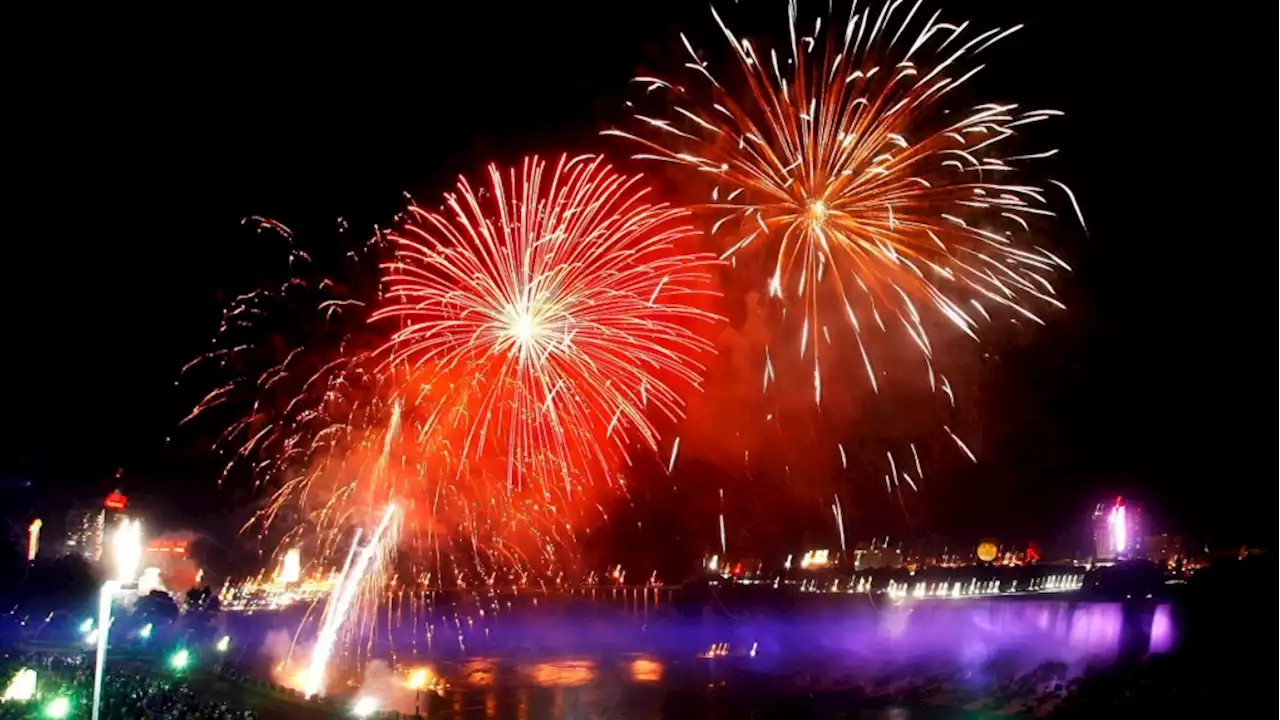 New bus service will take Torontonians roundtrip to see Niagara Falls fireworks