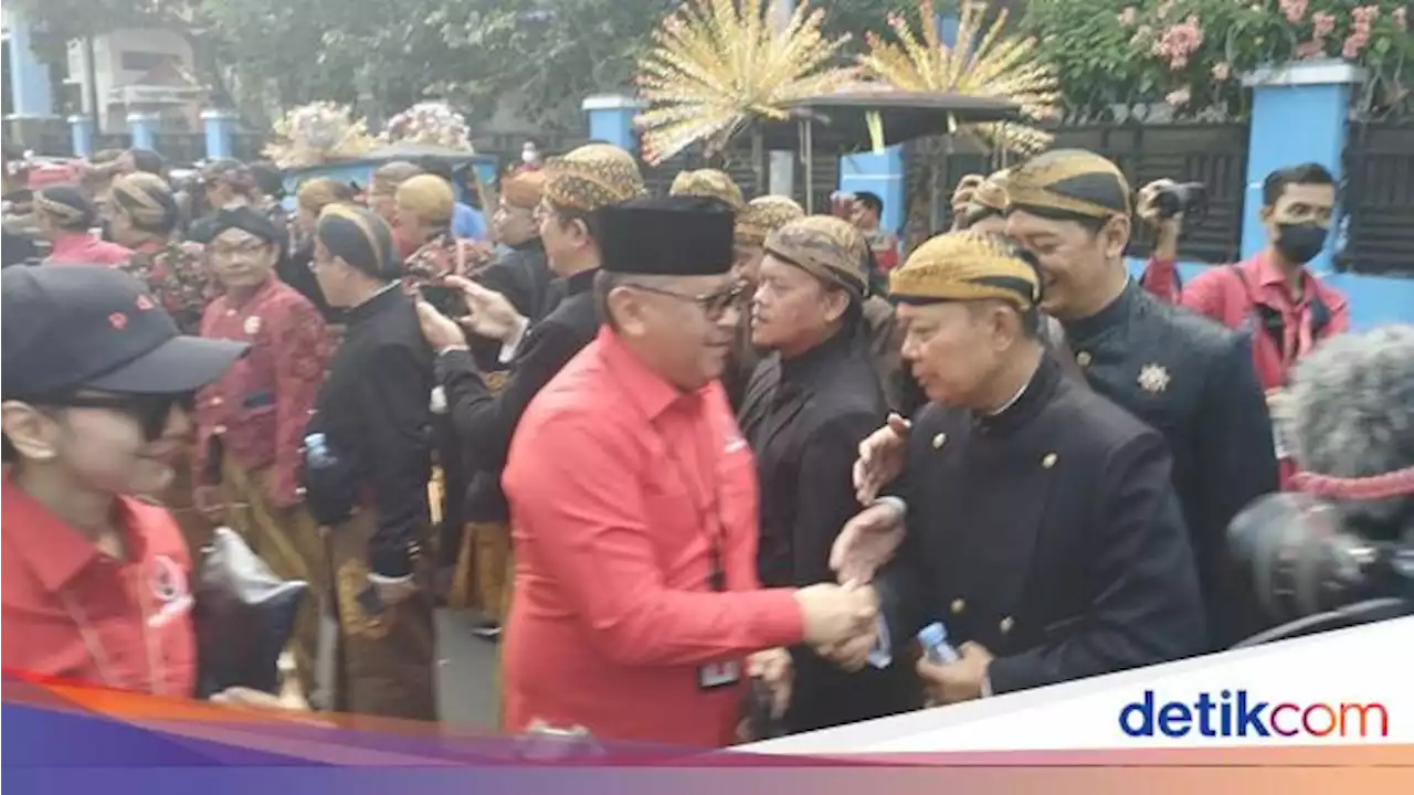 Diiringi Parade Kebudayaan, PDIP Daftarkan Bacaleg ke KPU