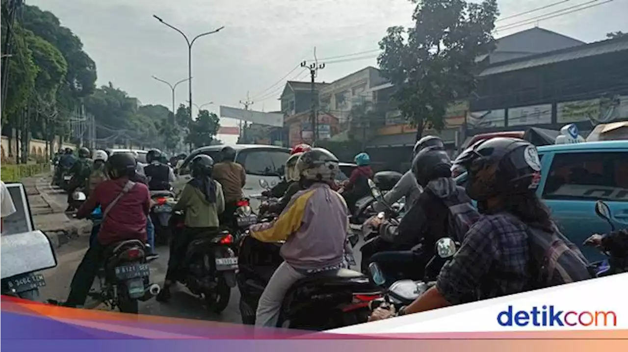 Lalin Ciputat Arah Jakarta Padat Merayap, Warga: Pusing Kena Macet Tiap Pagi