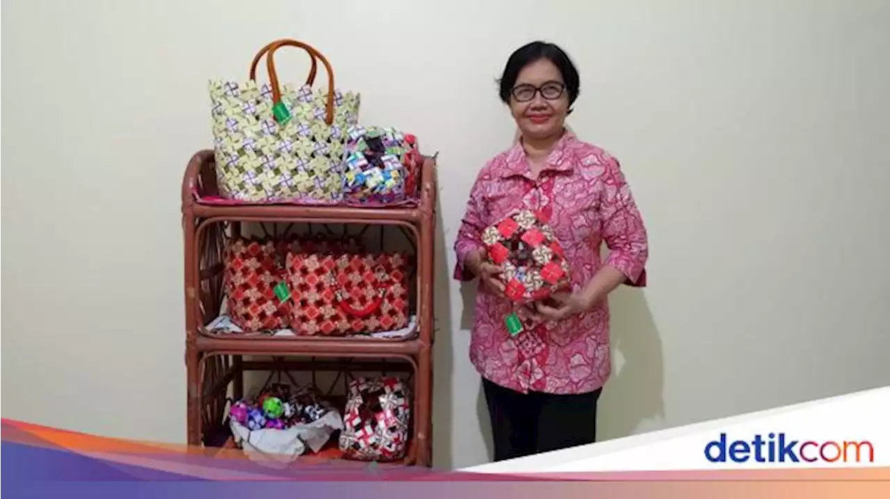 Pensiun dari Guru, Wanita Ini Jual Tas dari Bungkus Kopi Modal Rp 100.000