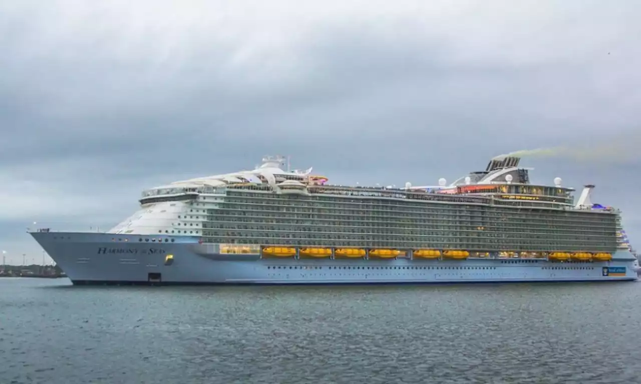 FBI descubre cámara escondida en baño de crucero que grabó a 40 menores de edad