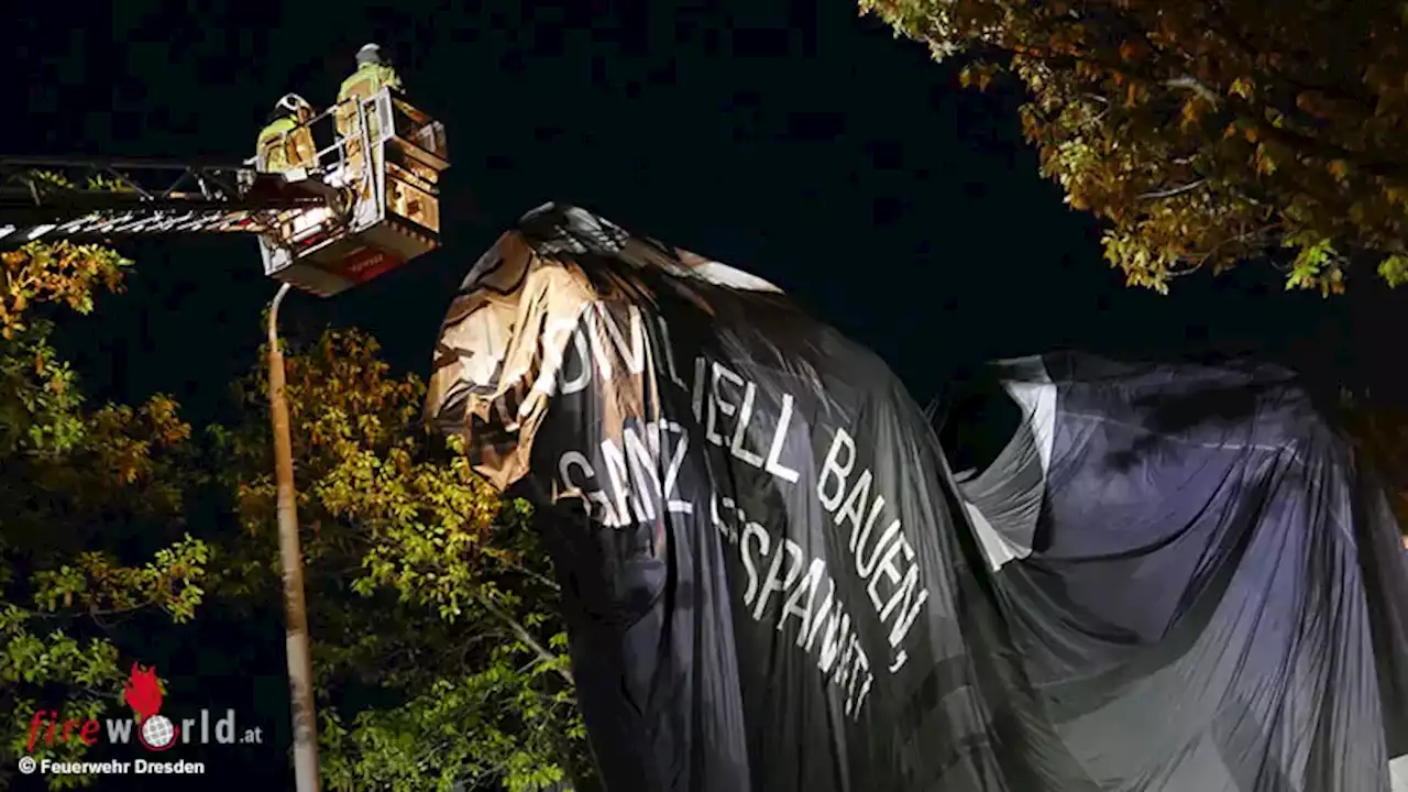 D: Heißluftballon nach Sicherheitslandung in Dresden in Laterne und Bäume verfangen