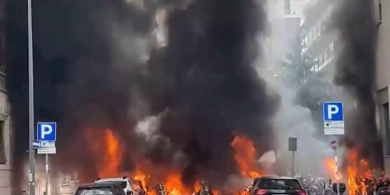 Explosion im Zentrum Mailands - mehrere Autos in Flammen