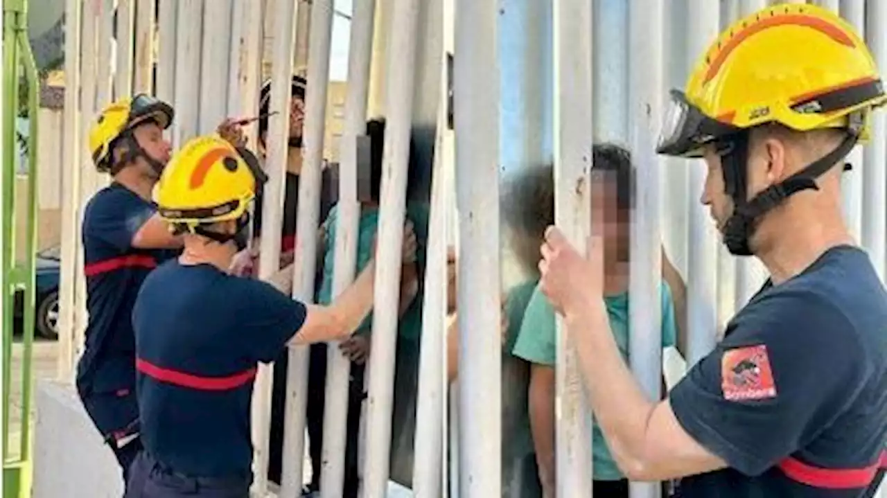 Los bomberos rescatan a un niño atrapado entre una valla y un panel publicitario en Benidorm