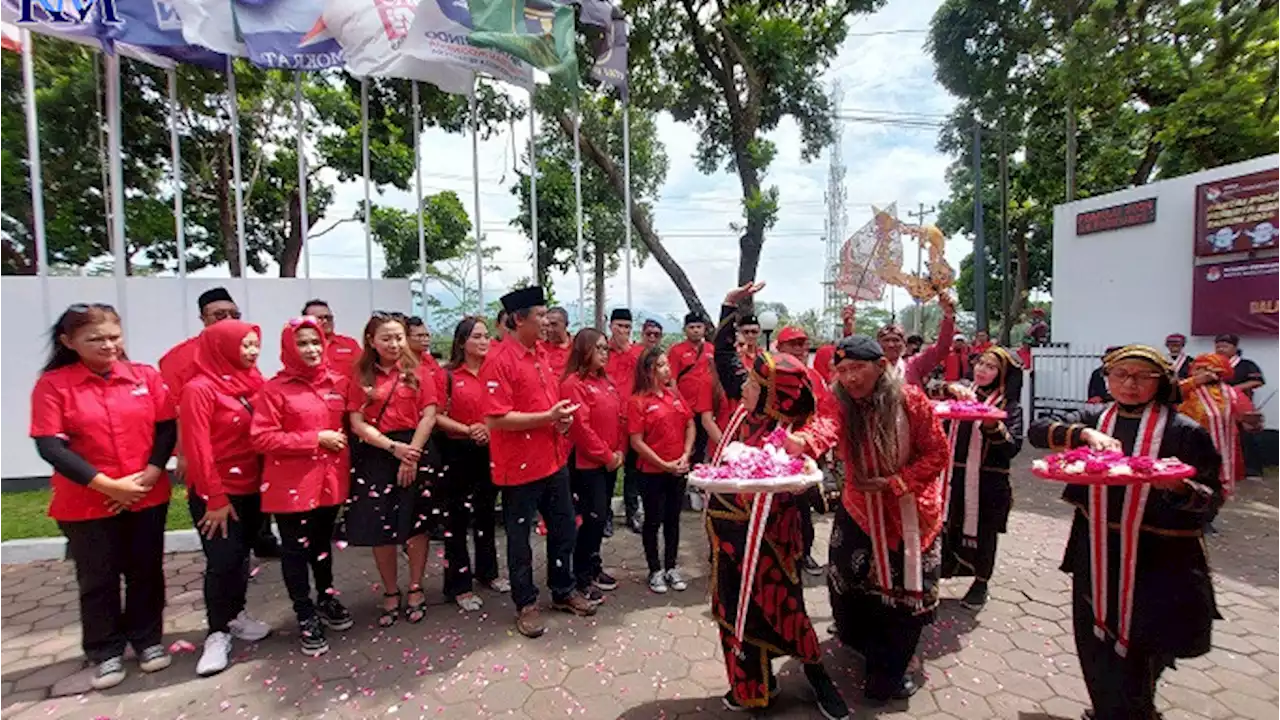 Bacaleg PDIP Kota Magelang Pegangi Lidi Cabai dan Bawang Merah