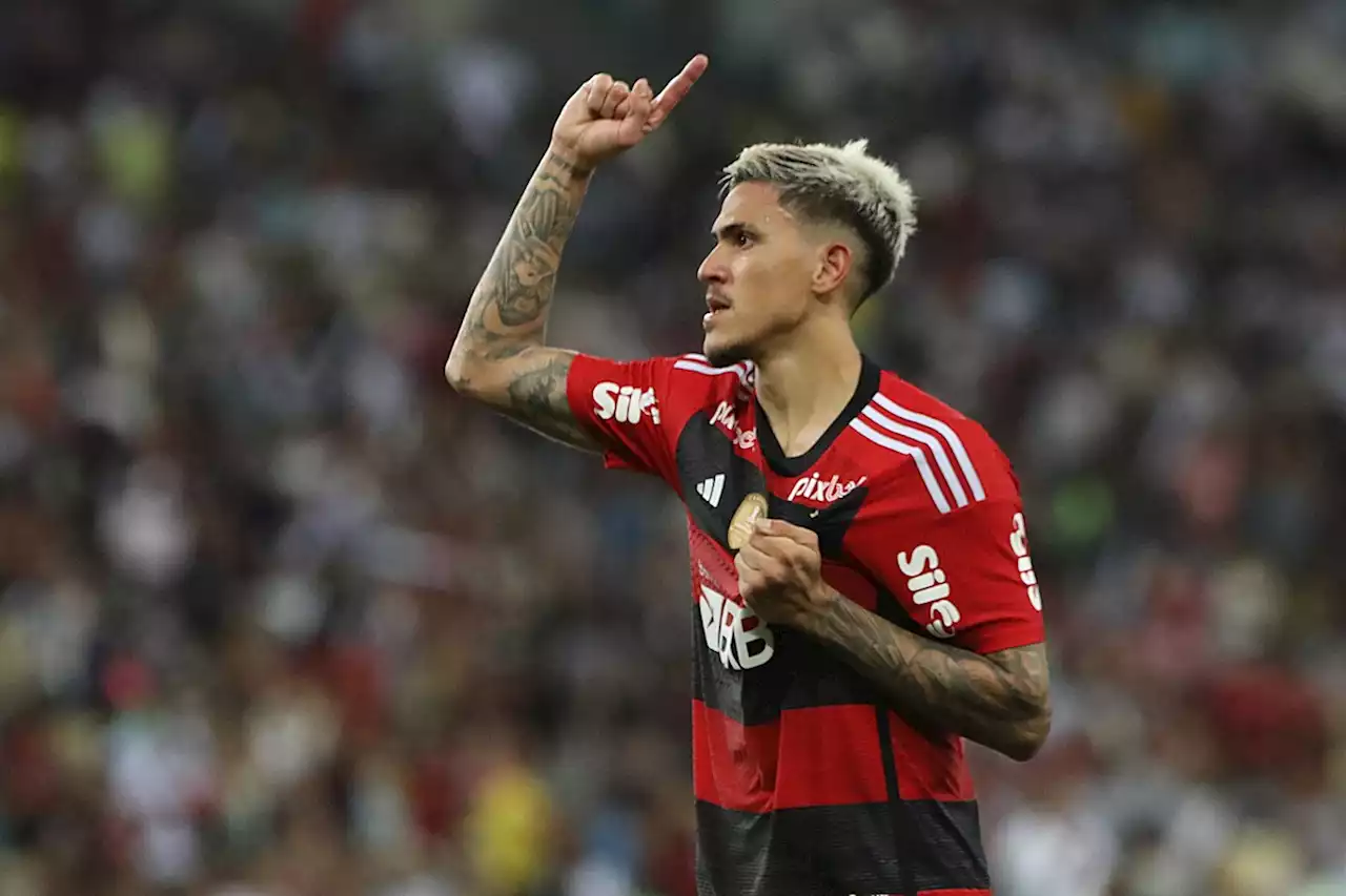 Pedro marca gol pelo Flamengo, se machuca e é substituído contra o Goiás