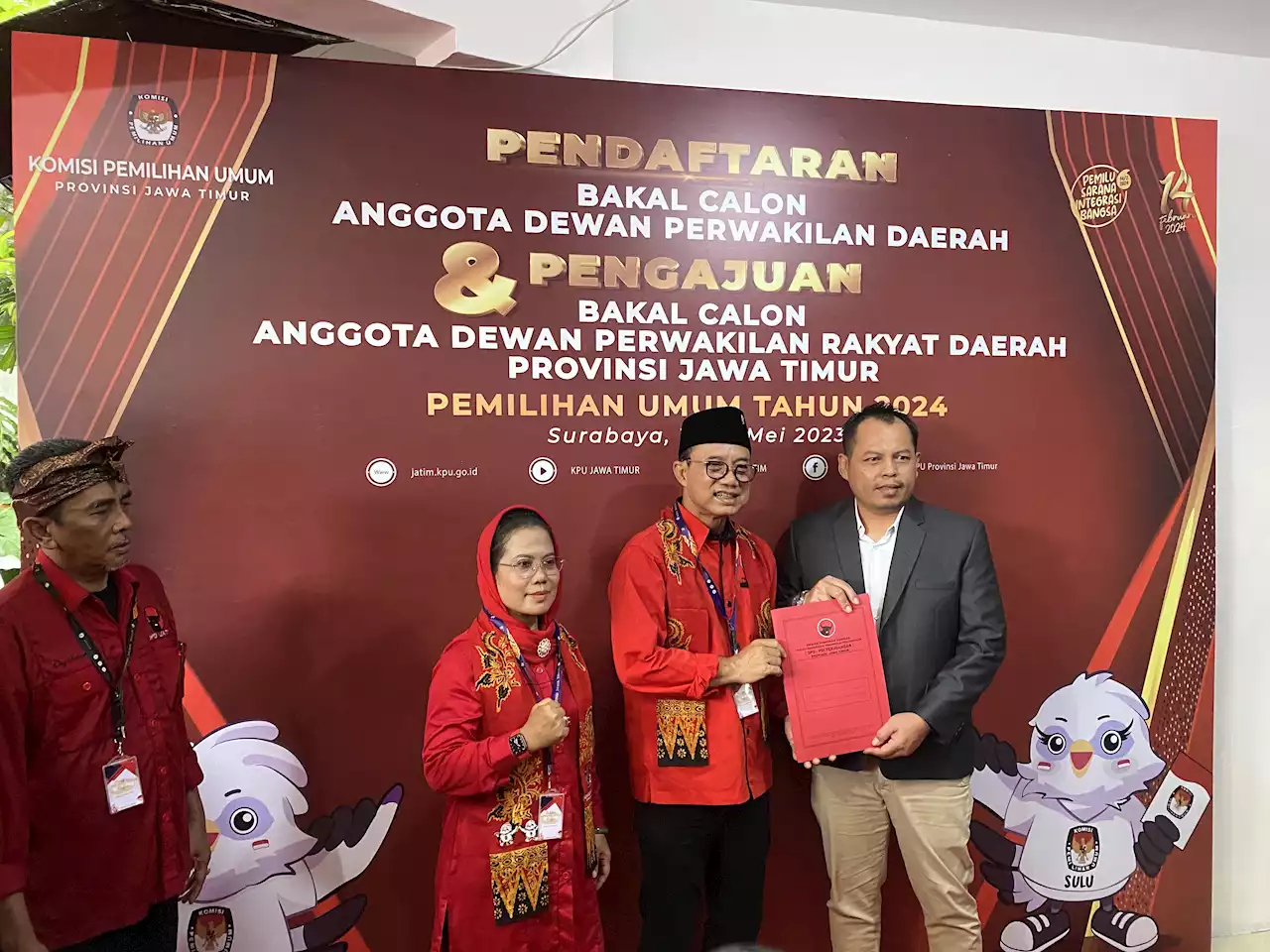 Diiringi Tarian Reog Ponorogo, PDIP Jatim Daftarkan Bacaleg ke KPU