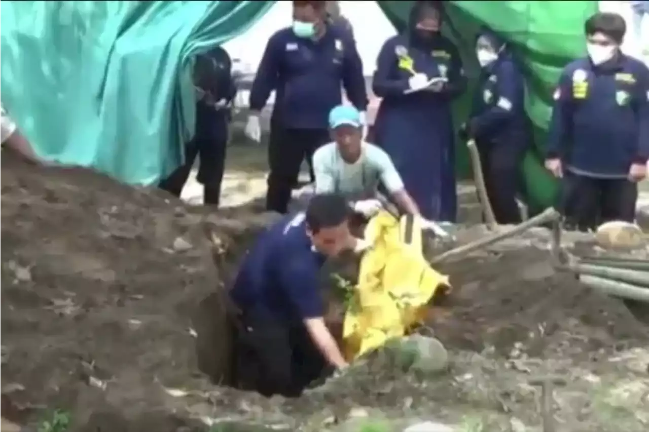 Makam Pensiunan Polisi di Jombang Dibongkar, Keluarga Menduga Ada Kejanggalan Kematian