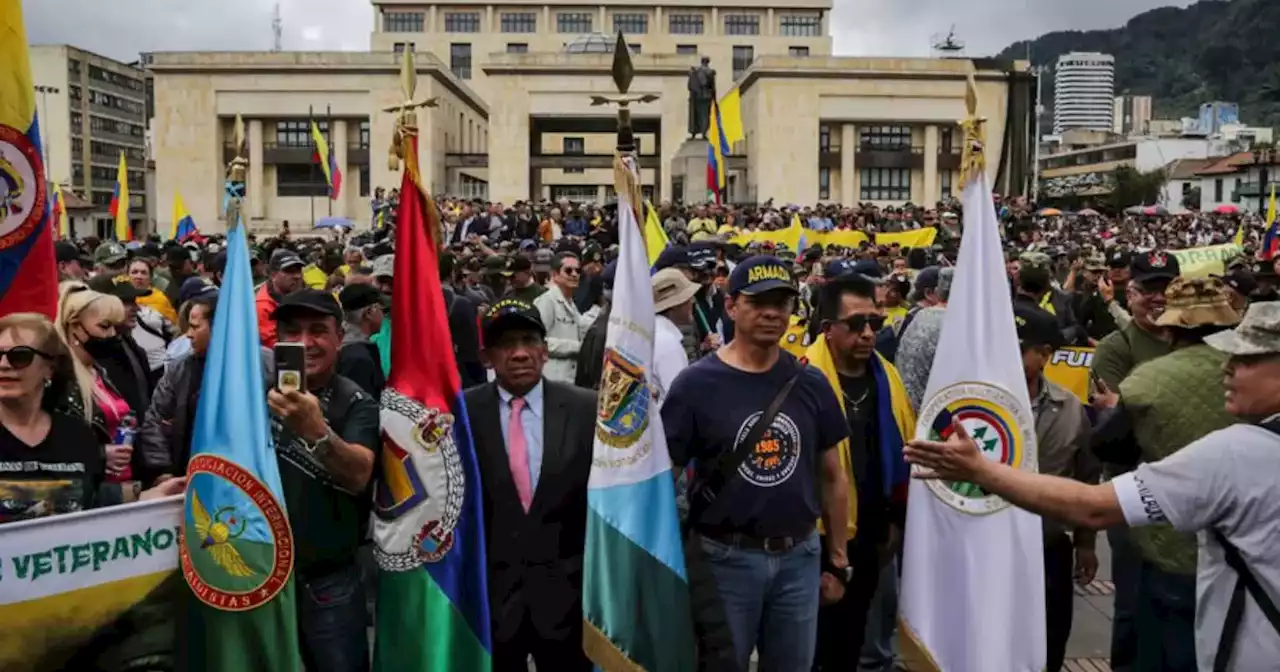 Marcha de militares retirados contra el gobierno Petro acabó siendo multitudinaria