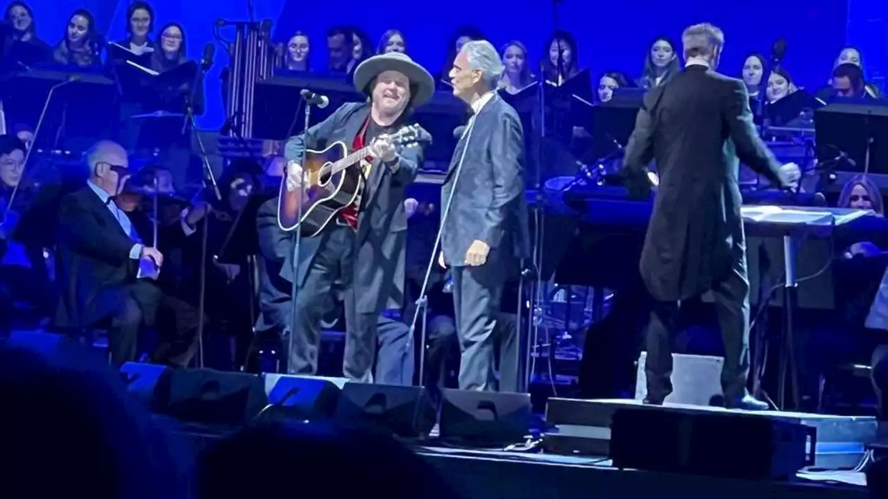 Los Angeles, Bocelli duetta con Zucchero all’Hollywood Bowl: “Questo brav’uomo mi ha registrato quando ero sconosciuto”