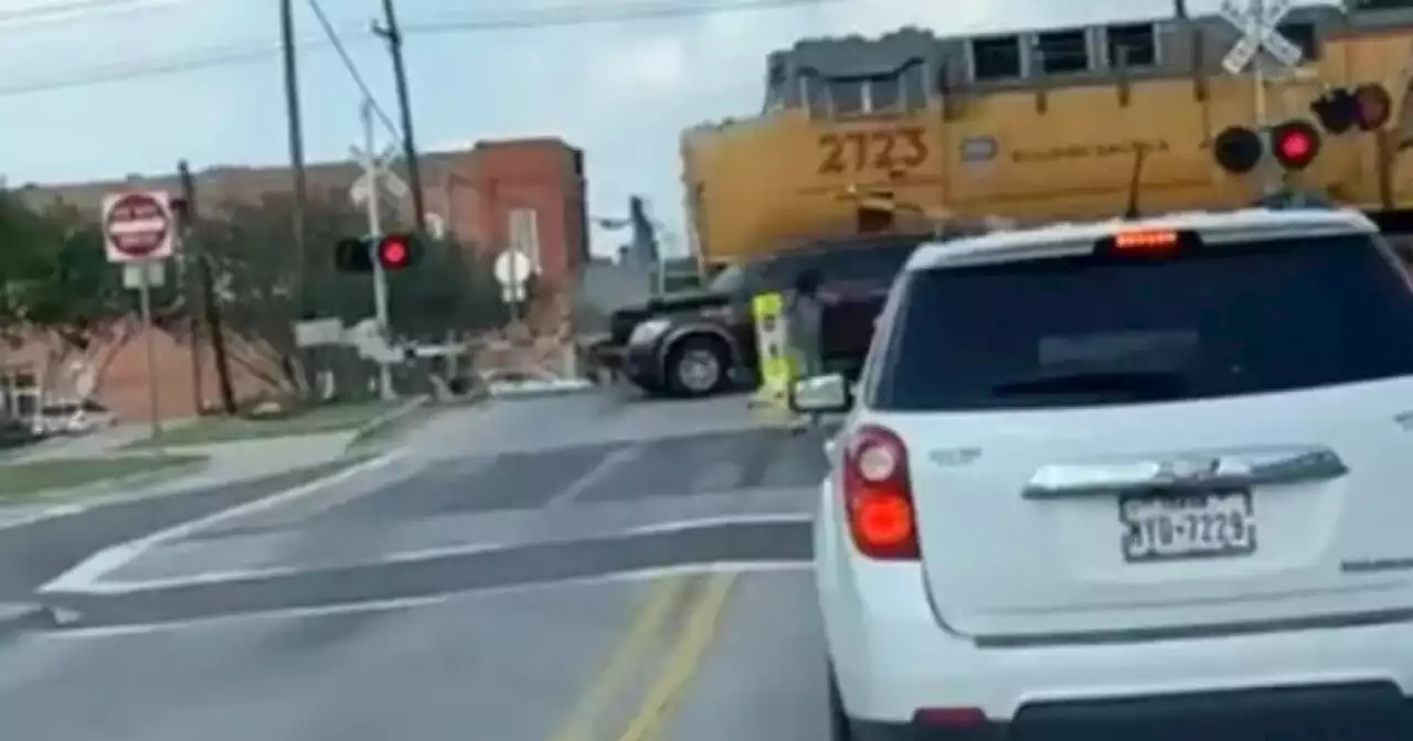 Milagro en Texas: familia escapó de camioneta segundos antes que la arrollara un tren