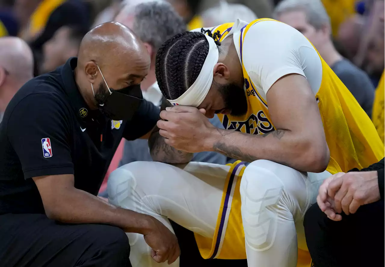 Lakers’ Anthony Davis forced to exit Game 5 with head injury