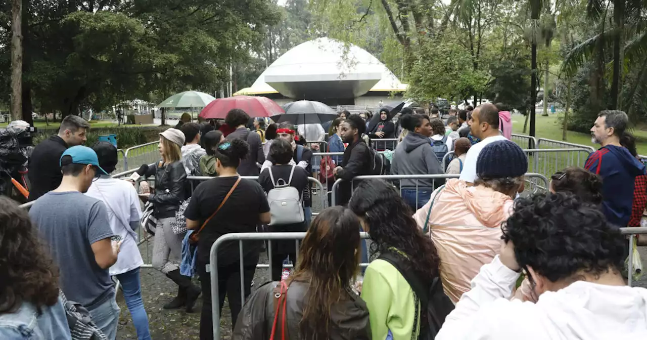 Fãs, amigos e familiares se despedem de Rita Lee no Ibirapuera • Orbi