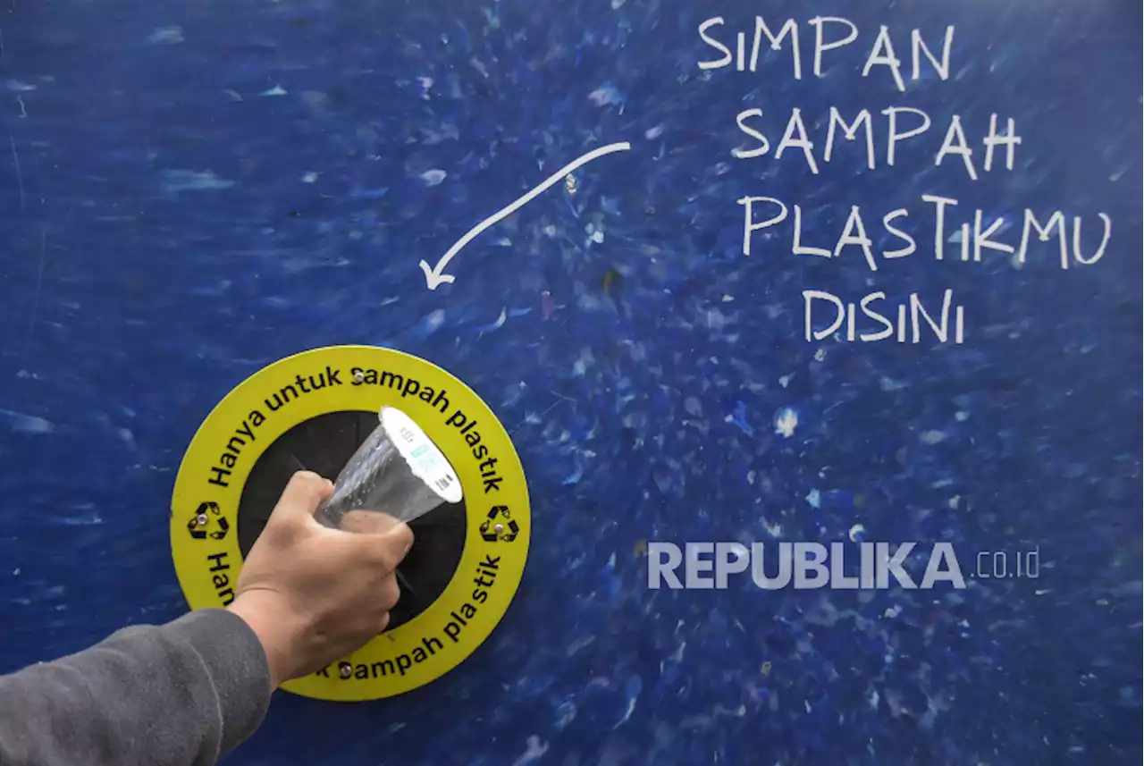 Upaya Mengurangi Sampah Plastik, Ecobin dipasang di Sejumlah Titik |Republika Online