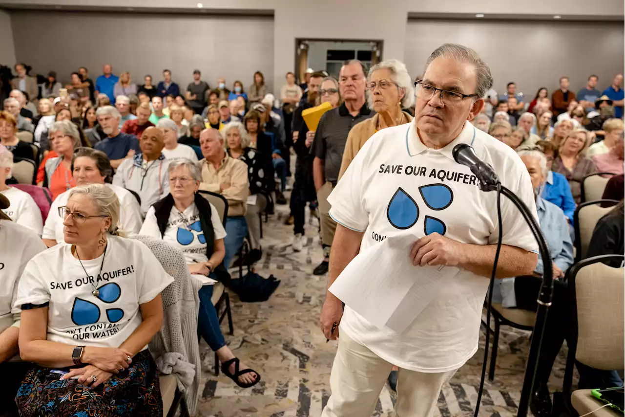 Hundreds turn out to oppose Hill Country wastewater plant