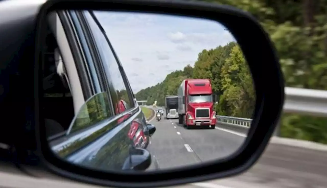 La Policía Nacional advierte de un nuevo robo en los coches: atento si ves esto en el retrovisor