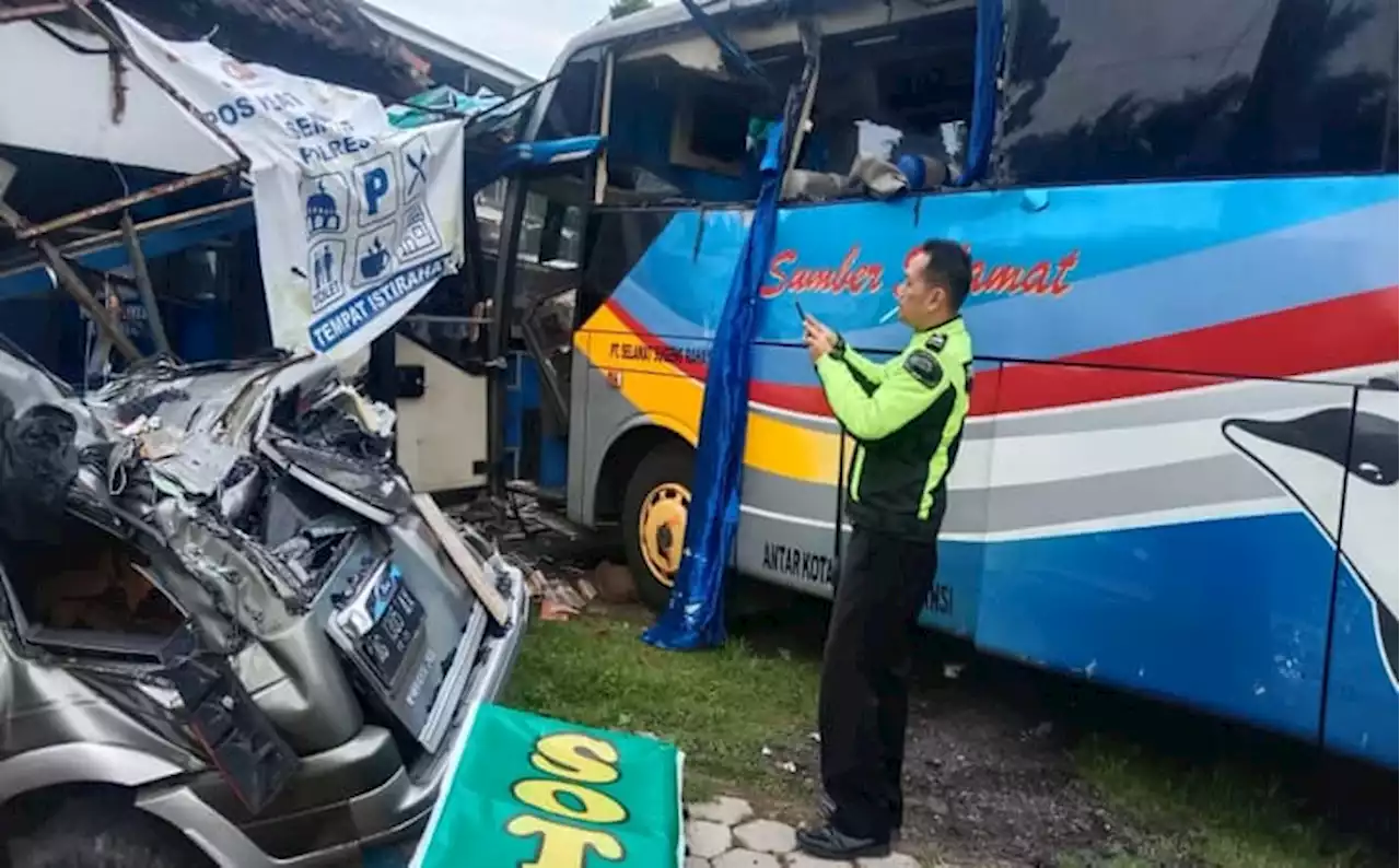 Bus Sumber Selamat Tabrak Mobil & Pos Polisi di Ngawi, 2 Orang Terluka