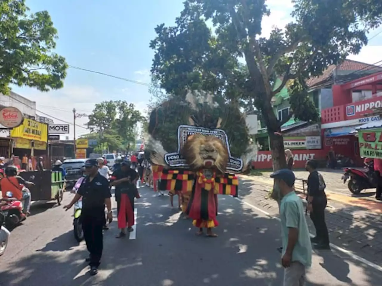 Meriah! Diiringi Reog dan Jathilan, PDIP Daftarkan 50 Bacaleg ke KPU Klaten