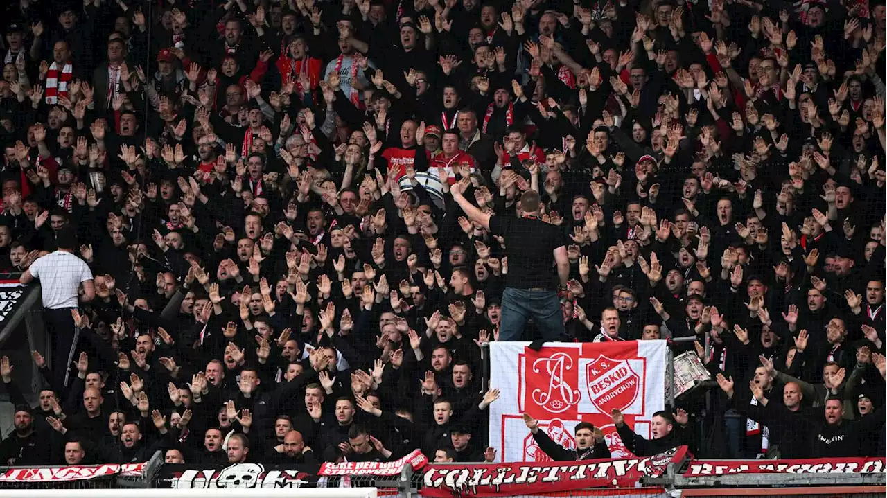 Ermittlungen nach Fußballspiel: Cottbuser Fans singen Polizei-Vernichtungsfantasien im Stadion