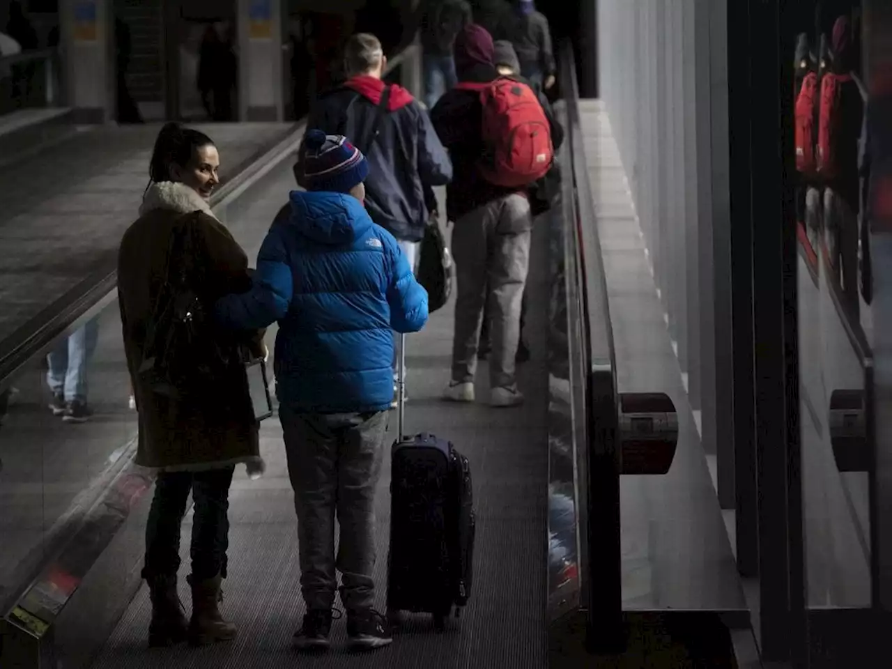 Customer satisfaction with Air Canada, WestJet falls below average: Survey